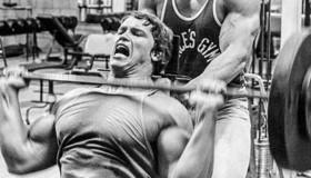 Dvíhajte ťažké váhy, aby ste rástli ako Arnold!