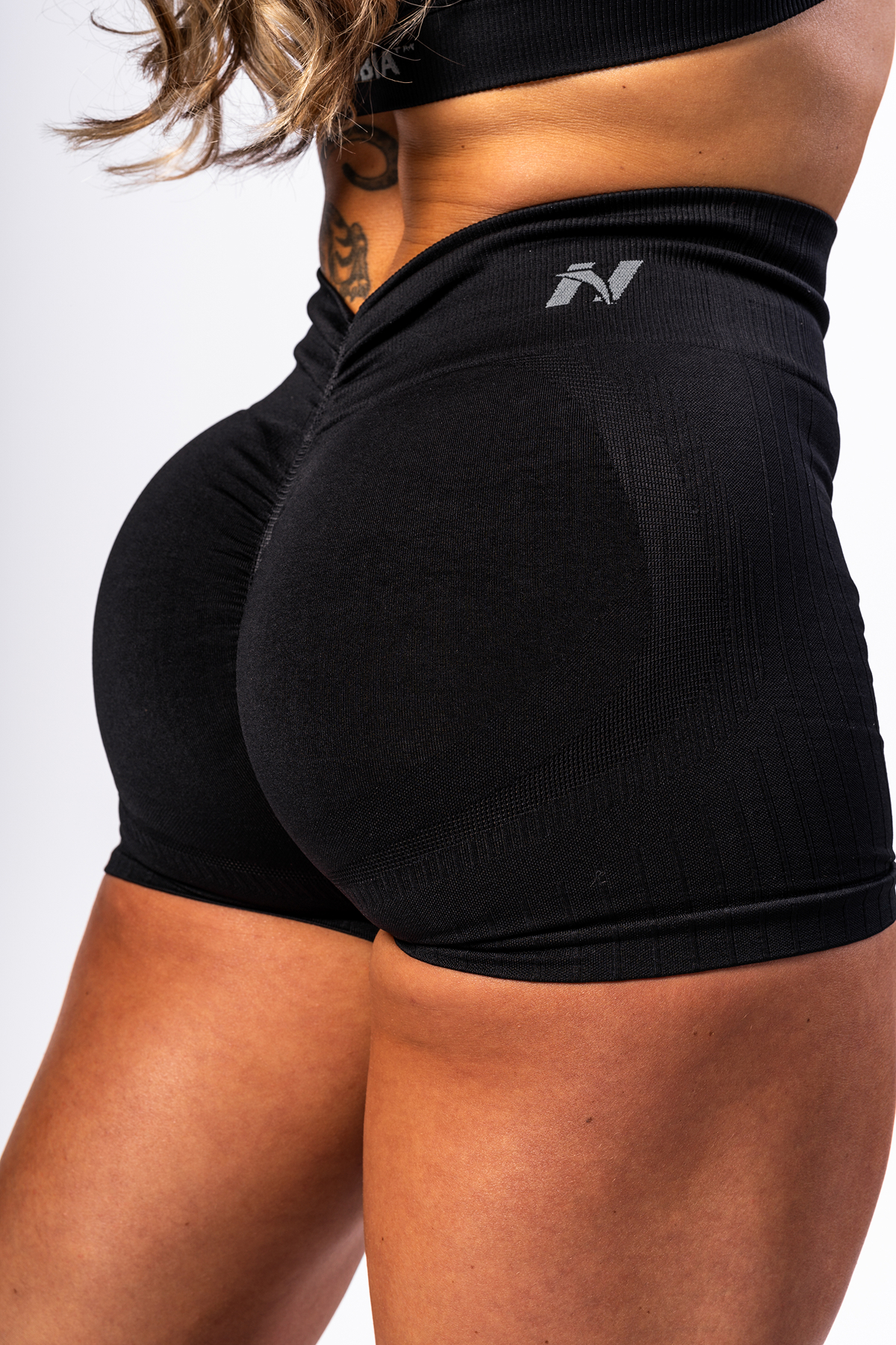 Nebbia High Waisted Push-Up Shorts TOTALLY SEAMLESS 304 black M (medium)